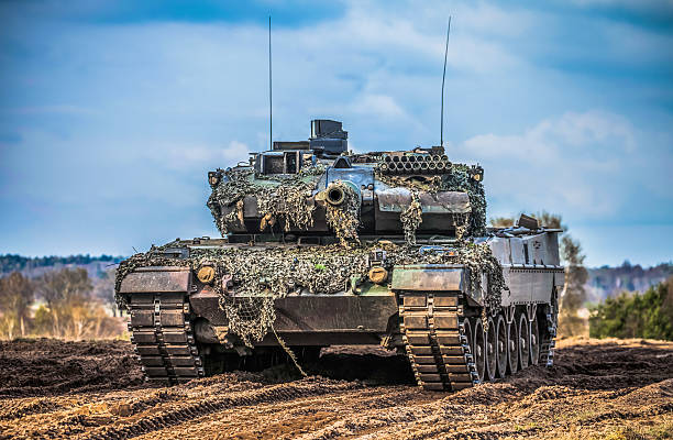 großen schlacht tank-top befindet sich in stellung zu schießen - military land vehicle armored vehicle tank war stock-fotos und bilder