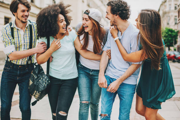 gruppo di razza mista amici all’aperto - teenager city life laughing group of people foto e immagini stock