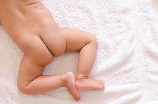 bebé as nádegas e pés - nádega imagens e fotografias de stock