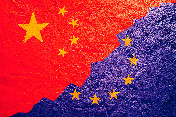 bandeira da china e a união europeia sobre um fundo texturizado - european union flag european community photography textured effect imagens e fotografias de stock