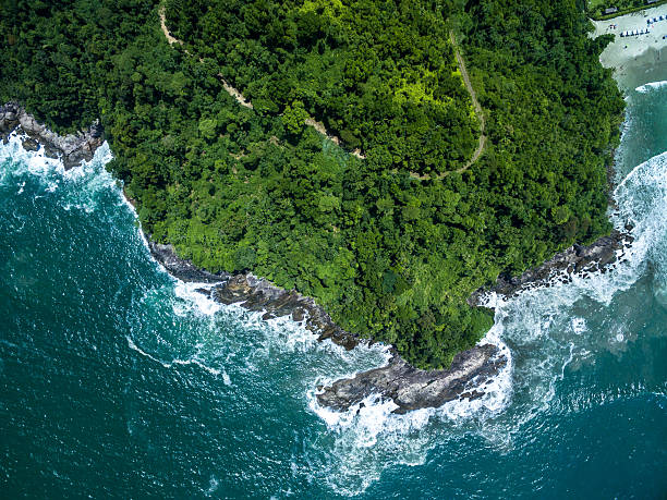 vue du haut de rochers dans plage de camburi, são paulo, brésil - sao sebastiao photos et images de collection