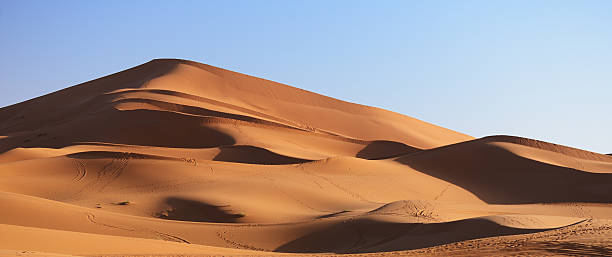 марокко. песчаные дюны пустыни сахара - desert landscape morocco sand dune стоковые фото и изображения