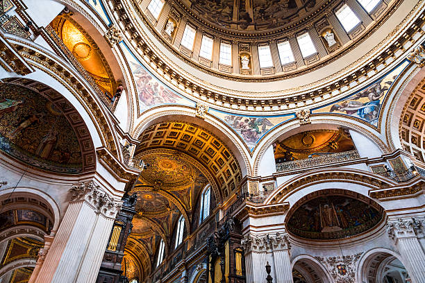 arquitectura interior de la catedral de st.paul, londres, reino unido - christianity church indoors illuminated fotografías e imágenes de stock