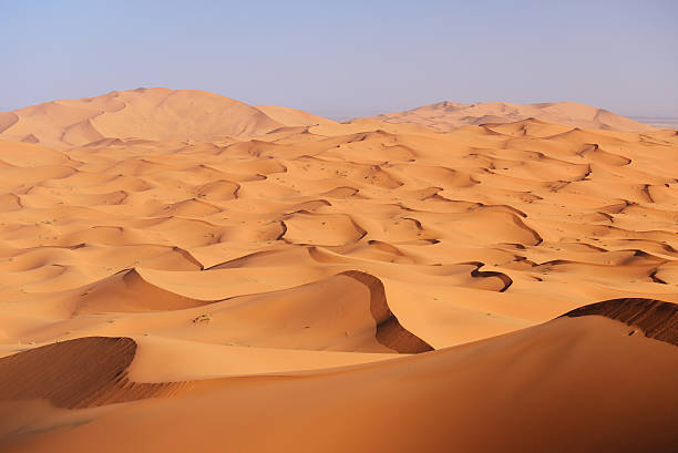 марокко. песчаные дюны пустыни сахара - desert landscape morocco sand dune стоковые фото и изображения