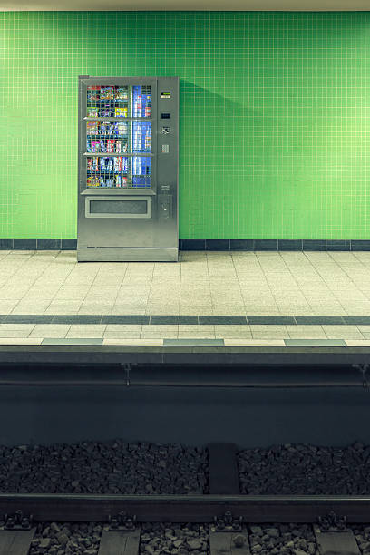 stacji platformy automat - vending machine selling machine snack zdjęcia i obrazy z banku zdjęć