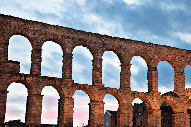 aqueduc romain de ségovie espagne - trajano photos et images de collection