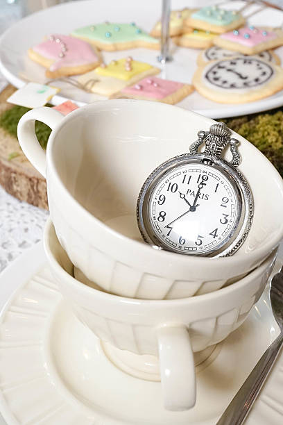 tè partito, orologio da tasca - alice in wonderland fairy tale tea party old fashioned foto e immagini stock