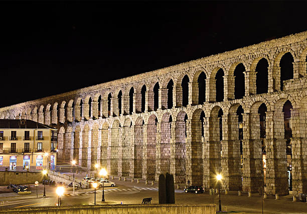 aqueduc romain de ségovie espagne - trajano photos et images de collection