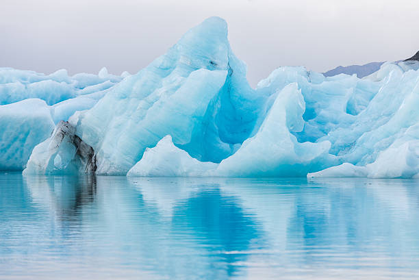 detial vue de glace iceberg dans le lagon de jokulsarlon, islande. - glacier photos et images de collection