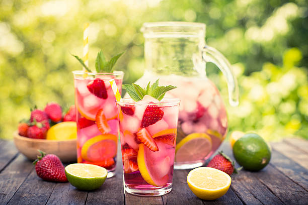 różowy lemoniada z cytryna, limonka i truskawki - water drinking glass drink zdjęcia i obrazy z banku zdjęć