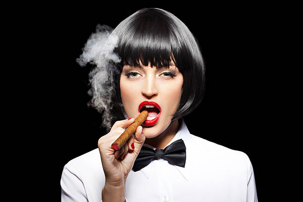 mafiosi donna con sigaro fumare - smoking women smoke smoking issues foto e immagini stock