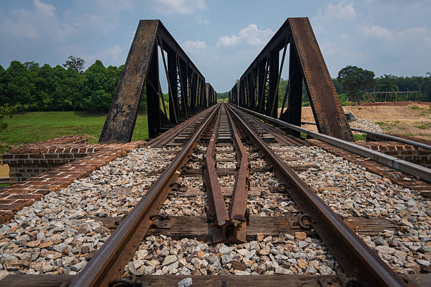 pont de chemin de fer sur la rivière segamat en malaisie - pony express photos et images de collection