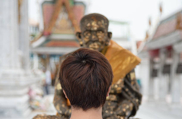 budismo rezar delante de la estatua de monje - monk meditating thailand bangkok fotografías e imágenes de stock