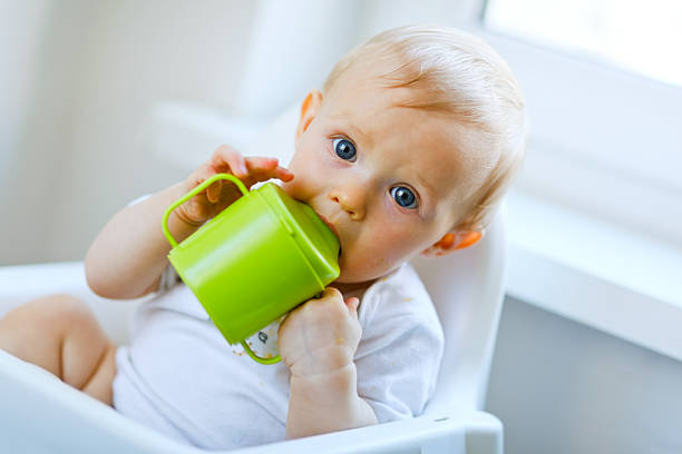 사랑스러움 유아용 의자에 및 술마시기 메트로폴리스 컵 - baby cup 뉴스 사진 이미지