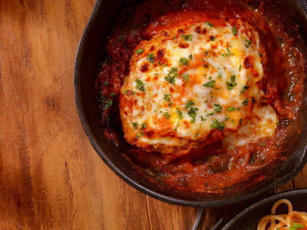 pollo alla parmigiana con spaghetti - chicken baked chicken breast breaded foto e immagini stock