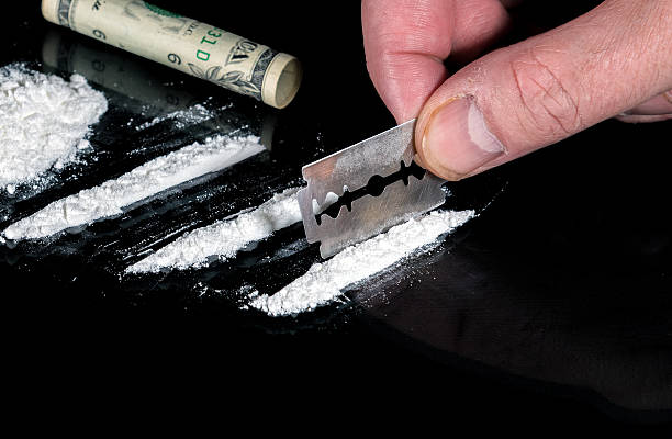 cięcie linii kokainy - cutting cocaine zdjęcia i obrazy z banku zdjęć