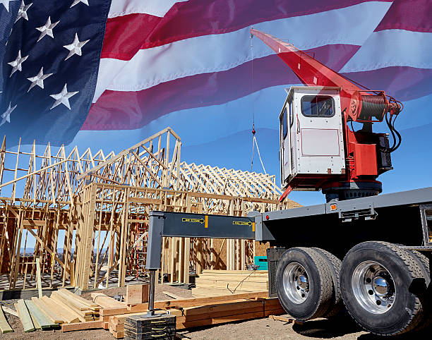 budowa domu żuraw ustawianie kratownica dachu budynku, stany zjednoczone ameryki - made in the usa american flag flag manual worker zdjęcia i obrazy z banku zdjęć