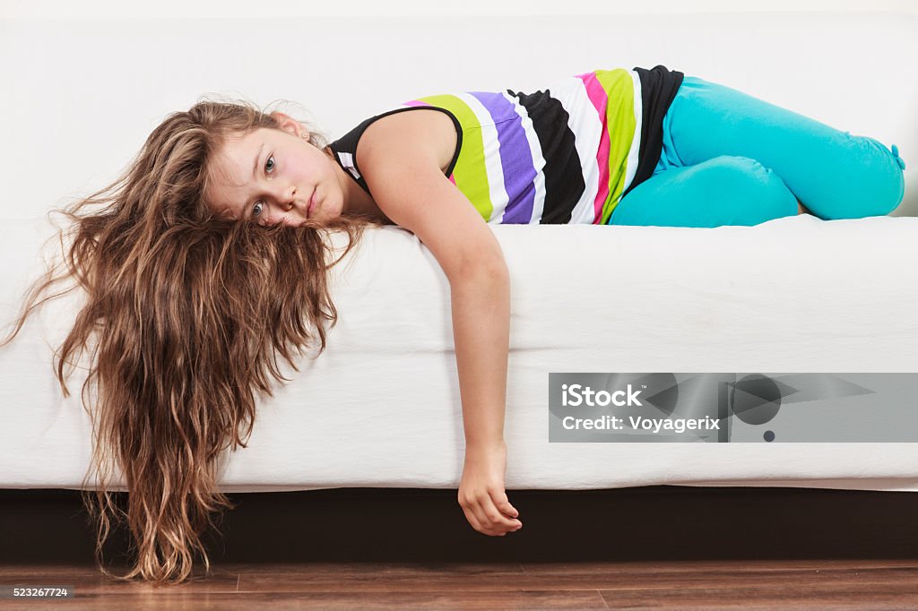 Müde, erschöpft faul kleines Mädchen Kind liegend sofa - Lizenzfrei Langeweile Stock-Foto