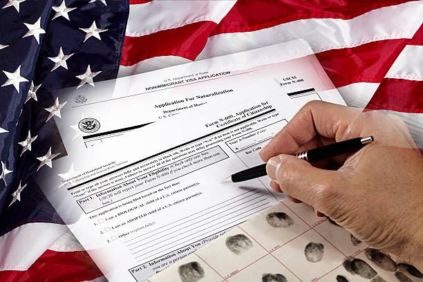 hombre con american ciudadanía aplicación en bandera de ee. uu. - department of homeland security fotografías e imágenes de stock