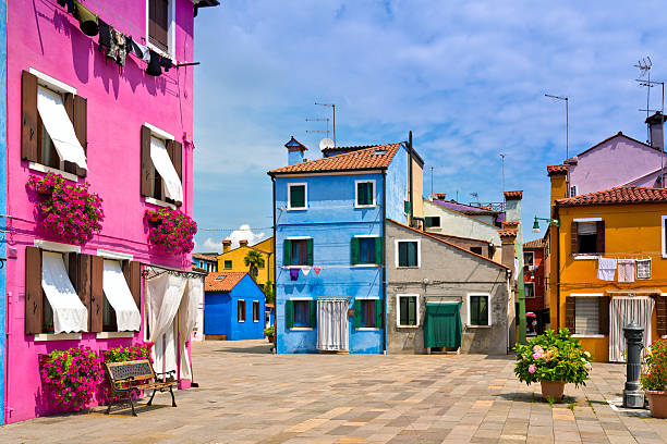 colorida ciudad, cerca de la ciudad de venecia italia isla de burano - murano fotografías e imágenes de stock