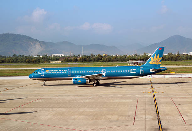 vietnam airlines airbus - airbus named airline horizontal airplane fotografías e imágenes de stock