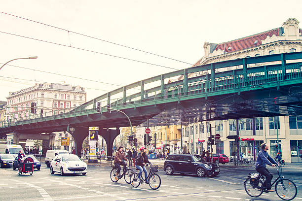 ulica sceny w berlinie prenzlauer berg - immobilienmarkt zdjęcia i obrazy z banku zdjęć