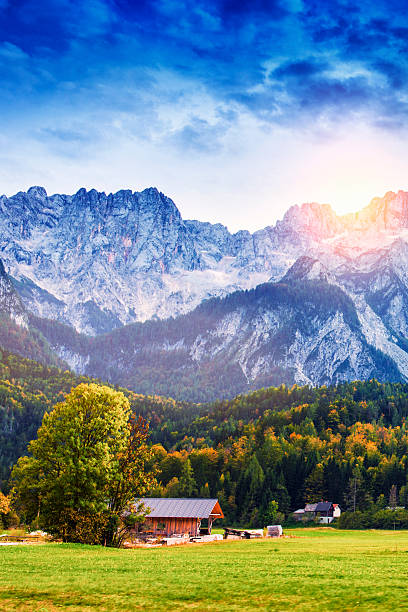 chalet di montagna in legno tradizionali autunno al tramonto e snowy mountains - mountain cabin european alps switzerland foto e immagini stock