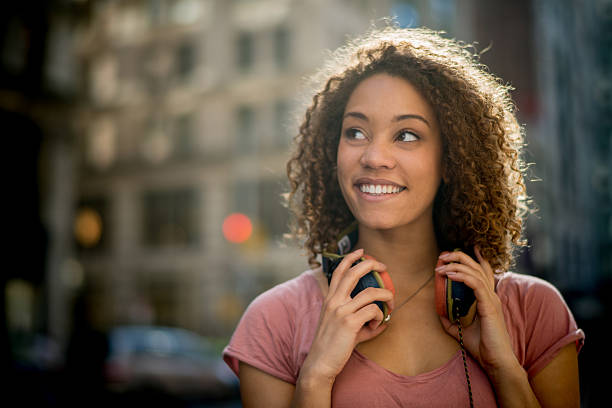 mulher com fones de ouvido na cidade - new york city audio - fotografias e filmes do acervo