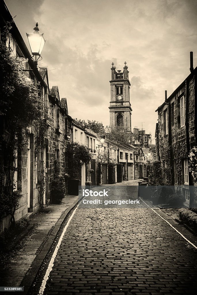 Vintage Stockbridge, Edinburgh St Stephen's church in the distance, beyond a narrow cobbled mews street in Stockbridge, Edinburgh. Edinburgh - Scotland Stock Photo