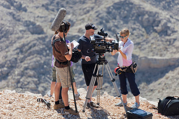仕事のフィルムクルーは、おうし座の山々 - recorded outdoors ストックフォトと画像