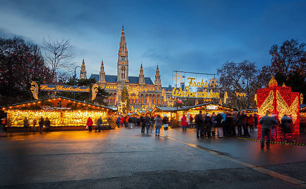 rathaus und der weihnachtsmarkt in wien - weihnachtsmarkt stock-fotos und bilder