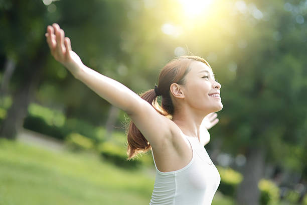 spensieratezza e free donna - nature smiling teenage girls female foto e immagini stock