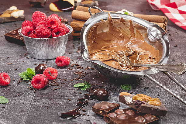 fazendo bolo de chocolate - food still life sweet food pudding - fotografias e filmes do acervo