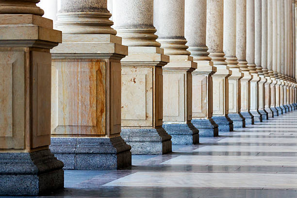 fila de columnas clásica - control column fotografías e imágenes de stock