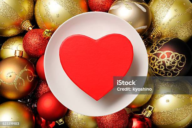 ホワイトのプレートにレッドのハートとカラフルなクリスマスボール - クリスマスのストックフォトや画像を多数ご用意 - クリスマス, ハート型, 皿