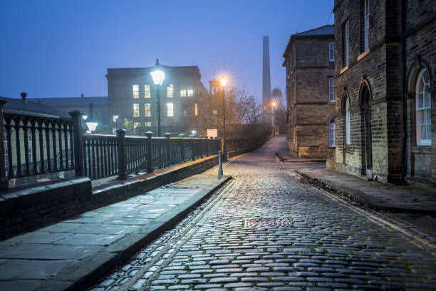 vecchie strade acciottolate in saltaire, bradford - bradford england foto e immagini stock