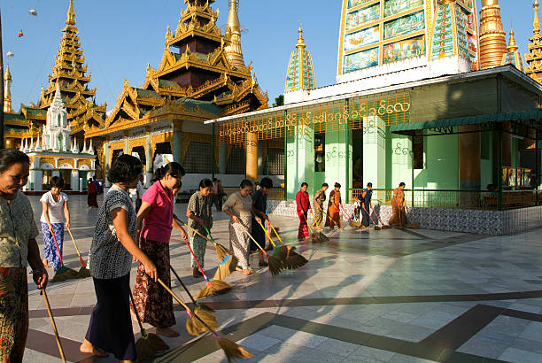 человек уборка с brooms области пагода шведагон - shwezigon paya стоковые фото и изображения