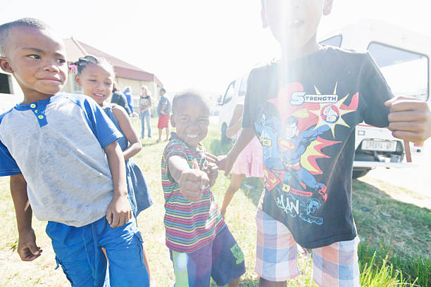 enfants d'afrique du sud - superman shirt t shirt superhero photos et images de collection