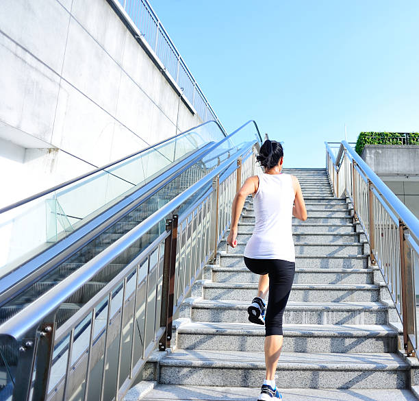 corredor de atleta corriendo por las escaleras mecánicas las escaleras. - escalator steps staircase moving up fotografías e imágenes de stock