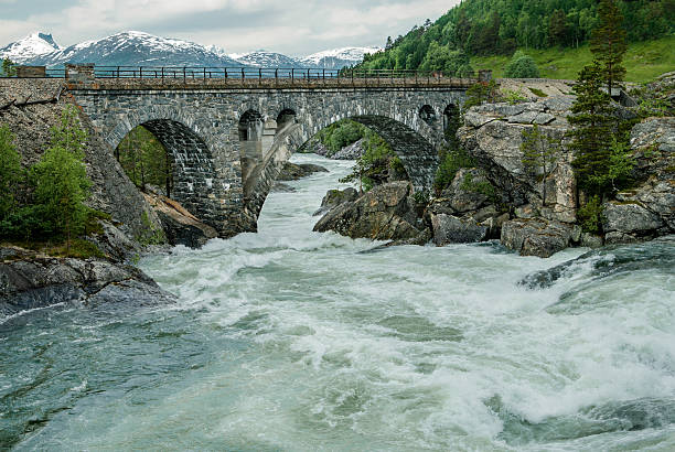 puente sobre violento agua - boulder flowing water mountain range rock fotografías e imágenes de stock