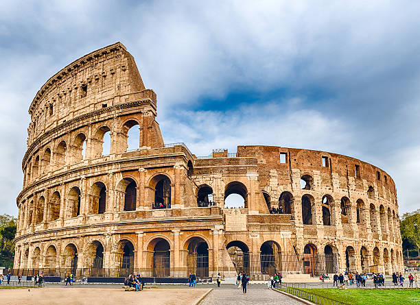 vista sopra l'anfiteatro flavio, alias colosseo a roma, italia - coliseum rome flavian roman foto e immagini stock