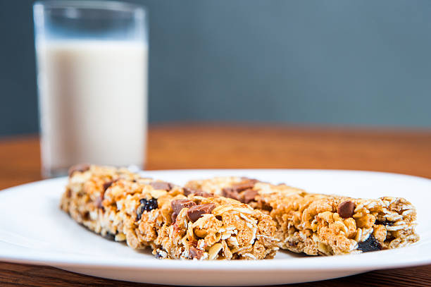 здоровый завтрак-мюсли, молоко и - milk breakfast berry fruit granola стоковые фото и изображения