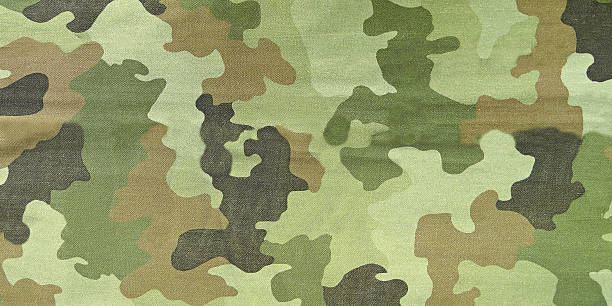 primo piano foto di multicam maglietta camouflage - abbigliamento mimetico foto e immagini stock