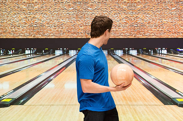 uomo che giocano a bowling palla - bowling ten pin bowling male sportsman foto e immagini stock