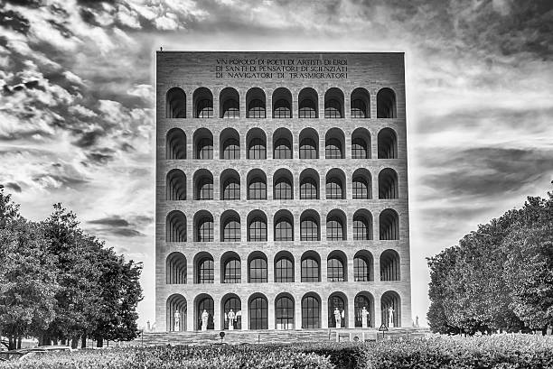 o palazzo della civilta italiana, também conhecida como praça coliseu, roma - civilta - fotografias e filmes do acervo