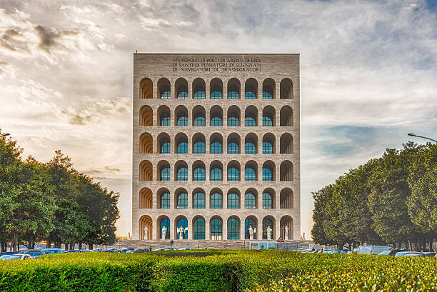 o palazzo della civilta italiana, também conhecida como praça coliseu, roma - civilta - fotografias e filmes do acervo