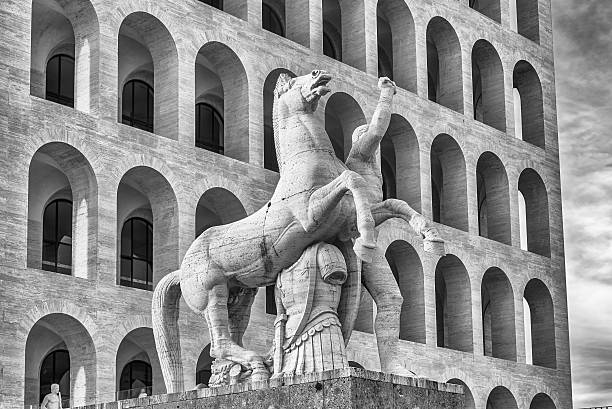 palazzo della civilta italiana, también conocido como plaza coliseo, roma - civilta fotografías e imágenes de stock