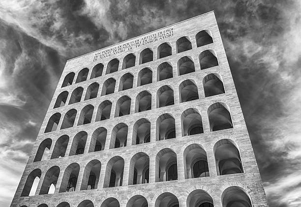 palazzo della civilta italiana, también conocido como plaza coliseo, roma - civilta fotografías e imágenes de stock