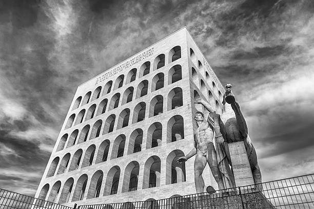 le palazzo della civilta italienne, alias square, colisée, rome - civilta photos et images de collection