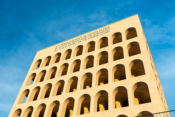 palazzo della civilta italiana, también conocido como plaza coliseo, roma - civilta fotografías e imágenes de stock